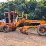 LOTE 001 - MOTONIVELADORA MARCA FIAT ALLIS, ano e modelo 2002, cor laranja, 20T/140CV, cor laranja,