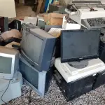 LOTE 016 - SUCATA ELETRÔNICOS: fichários, tvs 14”, tvs 21”, aquecedor, receptores de antena parabólica, máquina de escrever, calculadora, estabilizadores, monitores, CPUs, fontes CPUs, DVDs, impressoras, rádio, teclados, tablet, perfurador, caixinhas de som, central telefônica, máquina fotográfica, retropojetor, triturador de papel