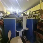 LOTE 003 - Sucatas de mobiliário escolar e escritório compostas de armários, cadeiras fixas e giratórias, classes escolares, berços, carrinhos de bebê, racks, suportes para computador, bancos, lousas, estantes de aço, mesas de escritório e escolares, gaveteiros, ventiladores entre outros
