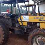 LOTE 005 - TRATOR AGRÍCOLA, Marca VALMET, Modelo 78.5, motor diesel, cor amarela, ano de fabricação 2004