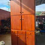 LOTE 002 - ARMÁRIOS, MESAS, BALCÕES EM MADEIRA MDF, QUADROS