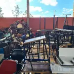 LOTE 005 - Sucata de CLASSES E CADEIRAS ESCOLARES, CADEIRAS ESTOFADAS E LONGARINAS