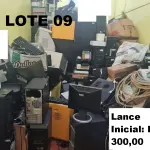 LOTE 009 - Sucatas de equipamentos eletrônicos compostas por impressoras, nobreaks, placas mãe, estabilizadores, switch, baterias estacionárias, gabinetes, cartuchos de impressão, toners, televisores, cabos e eletrônicos diversos