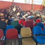 LOTE 005 - Sucata de CLASSES E CADEIRAS ESCOLARES, CADEIRAS ESTOFADAS E LONGARINAS