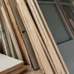 LOTE 013 - Móveis, cadeiras e Armários de madeira