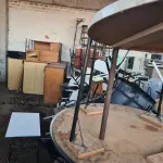 LOTE 001 - Sucata de Mesas, Cadeiras, Sofá e Classes