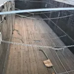 LOTE 018 - CARROCERIA ABERTA em madeira, com assoalho em madeira, medindo 8,8m comprimento x 1,74m altura 2,40m largura, Marca BISOGNIN