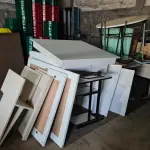 LOTE 009 - Mesas de Fôrmica, mesa de Laboratório, mesas ginecológicas