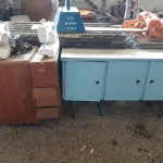LOTE 015 - Máquinas de costuras, balcão de fórmica