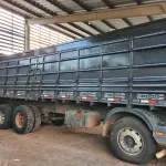 LOTE 018 - CARROCERIA ABERTA em madeira, com assoalho em madeira, medindo 8,8m comprimento x 1,74m altura 2,40m largura, Marca BISOGNIN