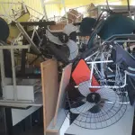 LOTE 003 - Sucatas de mobiliário escolar e escritório compostas de armários, cadeiras fixas e giratórias, classes escolares, berços, carrinhos de bebê, racks, suportes para computador, bancos, lousas, estantes de aço, mesas de escritório e escolares, gaveteiros, ventiladores entre outros