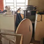 LOTE 008 - Sucata de mesas em madeira, classes e cadeiras escolares, caixas de som, aquecedor a óleo, fogão a gás, máquina de lavar, bebedouro, cama hospitalar, mesas ginecológicas, cadeiras de roda, cadeiras de escritório, máquina para confecção de fraldas e arquivo de aço