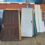 LOTE 001 - Sucata de PORTAS EM MADEIRA MDF, QUADROS, E CHAPAS