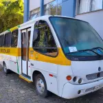 LOTE 020 - MICRO ONIBUS VOLKSWAGEM/COMIL, BELLO 8.120, 2003, CAP. 20 PASSAGEIROS, BRANCO E RÁDIO AUTOMOTIVO AM,FM COM MP3 E ENTRADA USB  E  ELEVADOR PARA VEICULO MARCA ELEVITTÁ, MODELO PEV UR VIRIDIAN SAT, S/N-0001, TENSÃO 12VCC, CAPACIDADE DE CARGA MAXIMA 2500N.