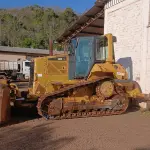 LOTE 012 - TRATOR DE ESTEIRAS CATERPILLAR D6N, 2010, COM RODA MOTRIZ ELEVADA.