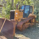 LOTE 012 - TRATOR DE ESTEIRAS CATERPILLAR D6N, 2010, COM RODA MOTRIZ ELEVADA.