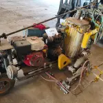 LOTE 043 - MAQUINA DE DEMARCACAO VIARIA MODELO IHT1/30AP, MOTOR GASOLINA 13HP, COMPRESSOR 30PCM, PISTOLAS MECANICA E MANUAL, ESPALHADOR DE MICRO ESFERA