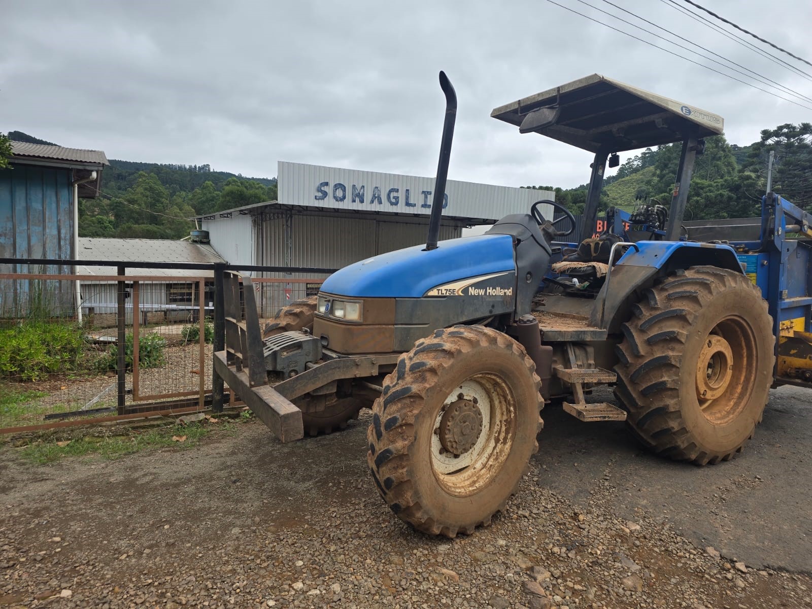 Trator agrícola, marca NEW HOLLAND / TL 75 E / 2004